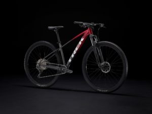 Trek Marlin 6 brdski bicikl za godinu 2023. crno crvene boje