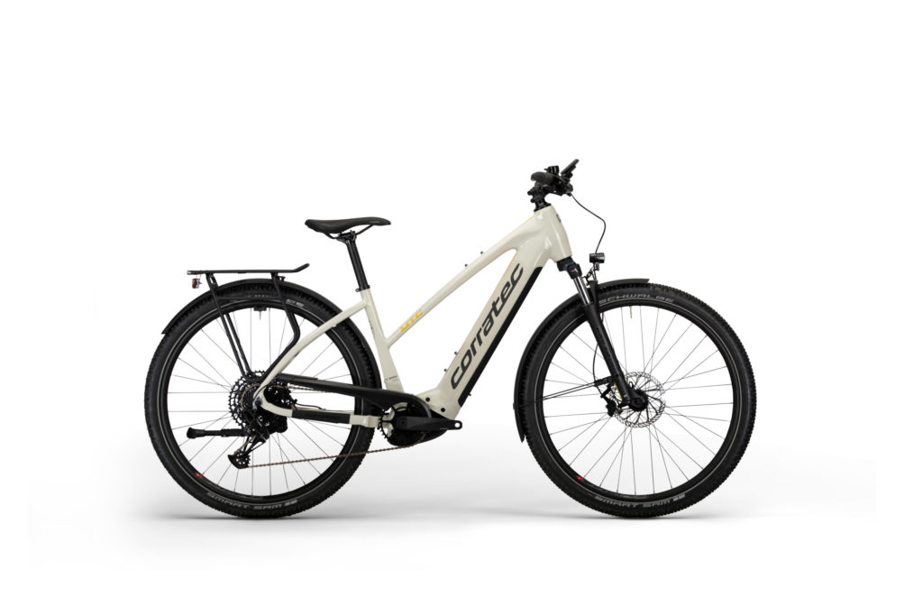 Električni bicikl Corratec Epower MTC 12s sport bijele boje namijenjen za brdske vožnje kao i vožnje bicikla gradskim prometnicama