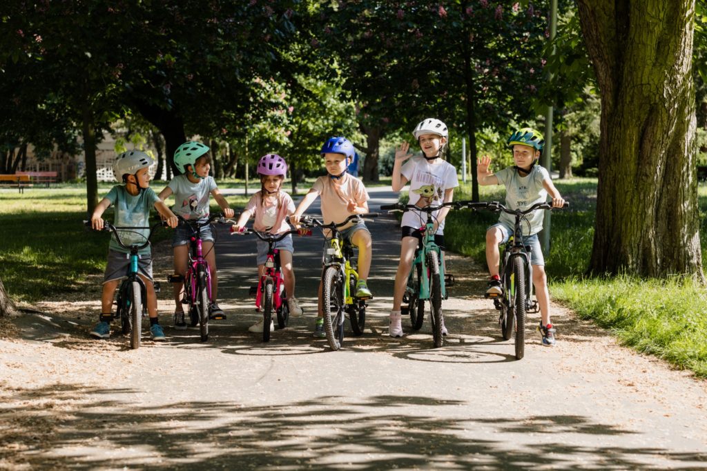 Djeca sa biciklima u parku 