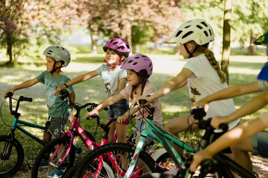 Vožnja bicikla djece u parku na dječjim biciklima