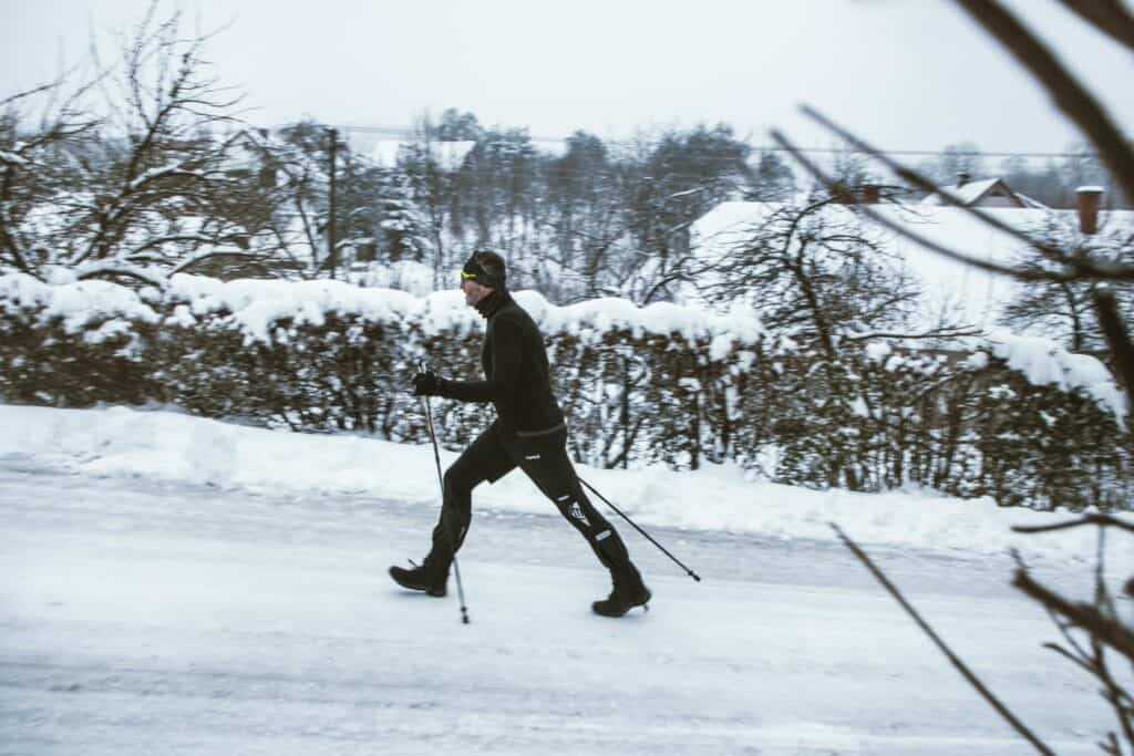 Planinarenje kao aktivnost koju biciklisti mogu trenirati u zimi kao dio zimske baze