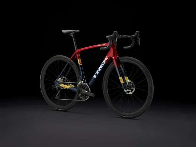 trek domane slr 6 gen 4 2024 red smoke blue smoke fade cestovni bicikl