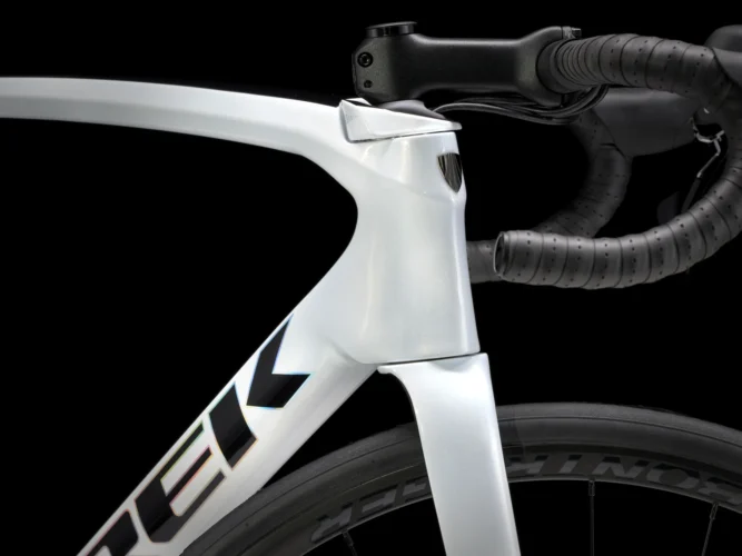 trek emonda sl 5 2024 white prismatic cestovni bicikl