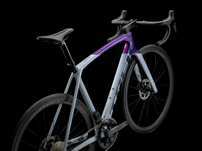 trek emonda sl 6 2024 plasma grey pearl purple flip cestovni bicikl