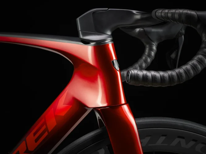 trek madone slr 7 gen 7 2024 metallic red smoke carbon red smoke cestovni bicikl