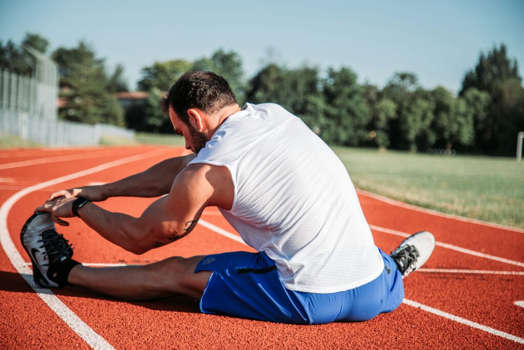 Istezanje nakon fizičkih aktivnosti, utrka ili treninga kao regeneracija sportaša i oporavak