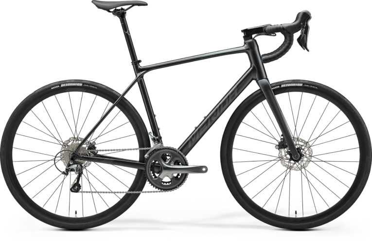 MERIDA SCULTURA ENDURANCE 300 II2 SILK BLACK cestovni bicikl (MY25)