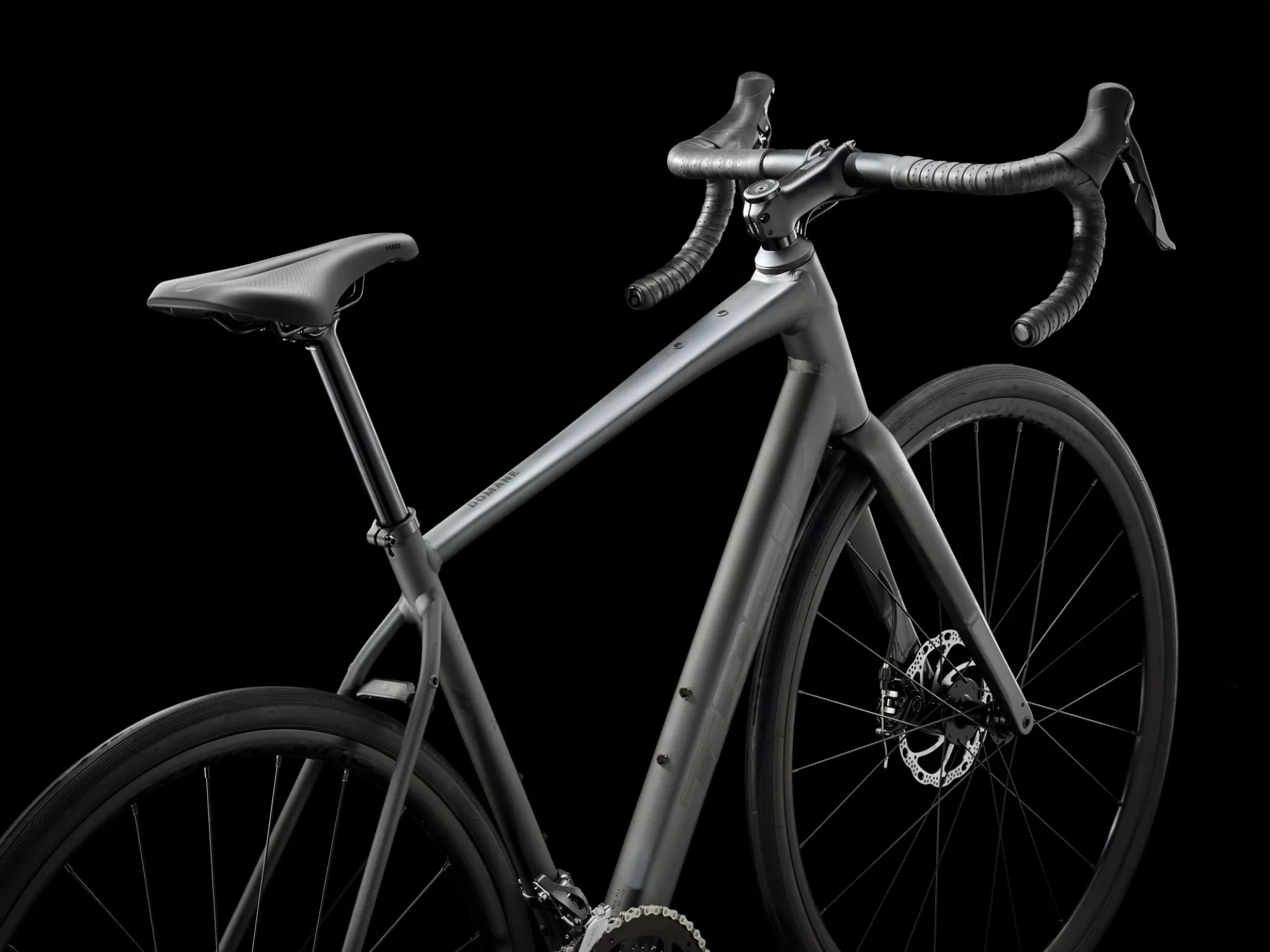 TREK Domane AL 2 Gen 4 2026 Lithium Grey cestovni bicikl