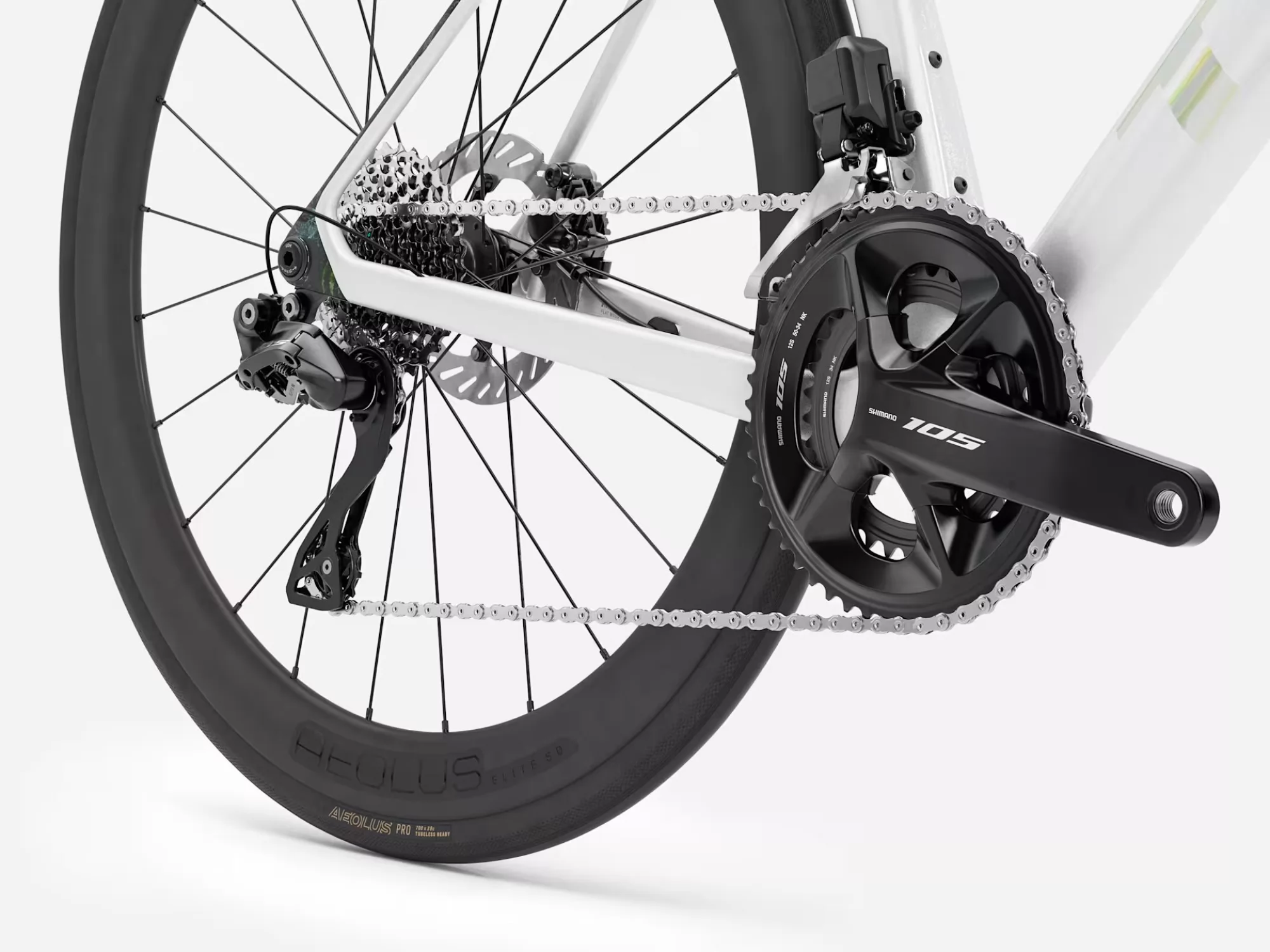 madone-sl-6-gen-8-2026-gloss-crystal-white-matte-deep-smoke-40716-17575057696736-0 Cestovni bicikl TREK Madone SL 6 Gen 8 2026 Gloss Crystal White'Matte Deep Smoke