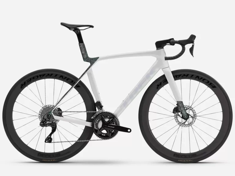 Cestovni bicikl TREK Madone SL 6 Gen 8 2026 Gloss Crystal White'Matte Deep Smoke